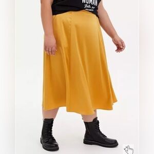 Torrid 1 Satin Tea Length Skirt pockets Size 14-16 Golden Yellow